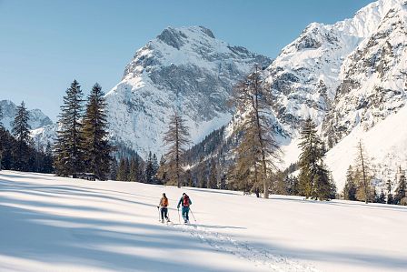 Achensee Tourismus_Schneeschuhwandern im Falzthurntal im Naturpark Karwendel Schneeschuhwandern im Falzthurntal im Naturpark Karwendel