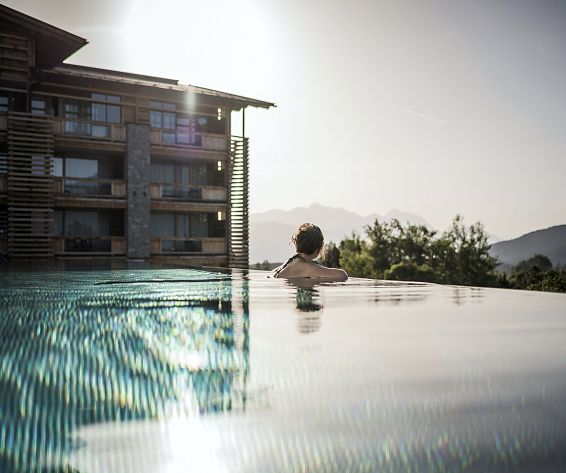 hotel-alpenresort-hotel-schwarz-aussenbereich-pool-infinity03-gross-sommer-hotelsinshape-best-fitness-hotels-2