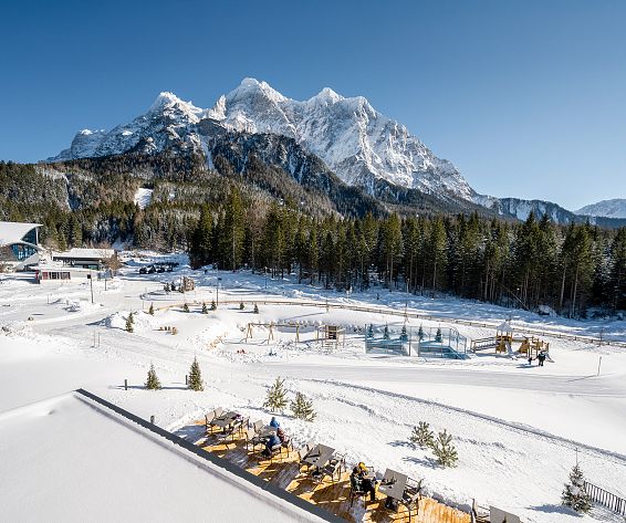 zugspitz-resort-aussenaufnahme-winter-mit-zugspitze-terrasse-langlaufloite-spielplatz-hotelsinshape-best-fitness-hotels-2