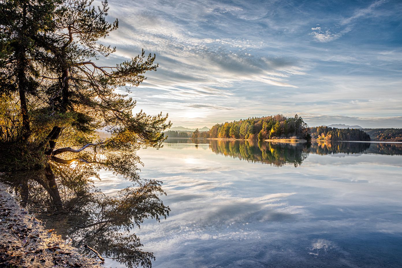 00000070455_Faaker-See-Ausblick-Insel-Herbst_Region-Villach-Tourismus-GmbH_Gerhild-Anderwald