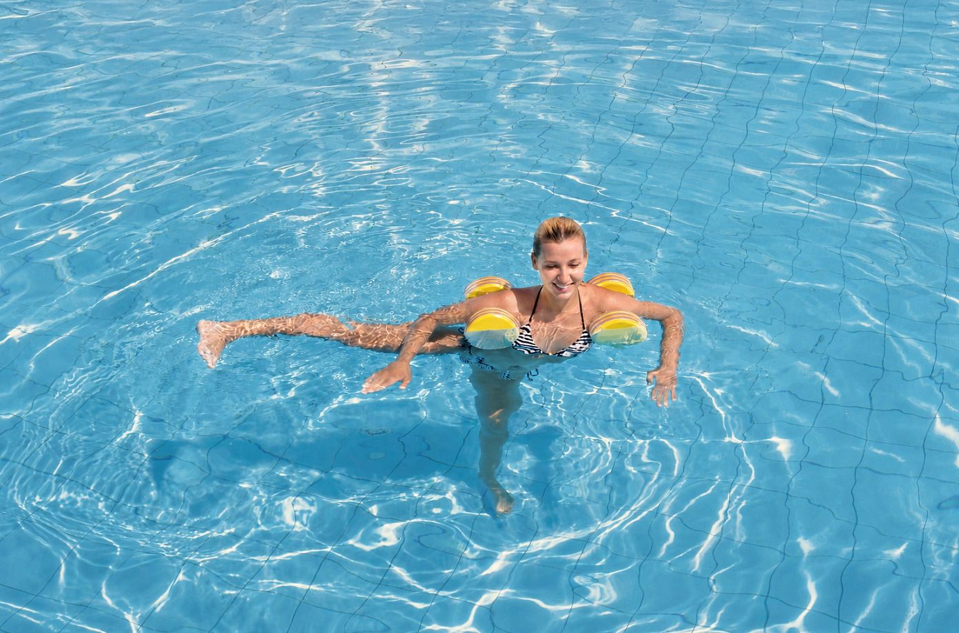 aqua-fitness-im-pool-intensives-ausdauertraining-ohne-ueberhitzung-im-hochsommer-AdobeStock_57063984