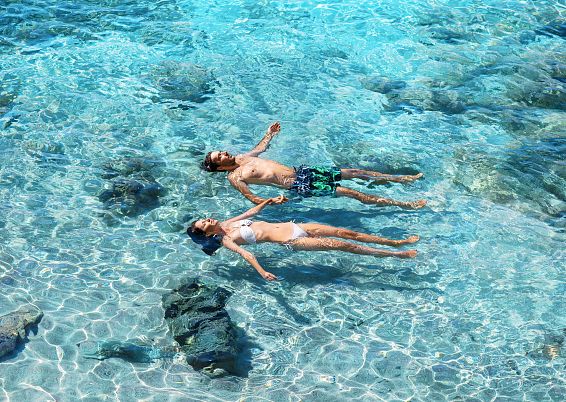 entspannt-im-wasser-adobestock-236956999-3
