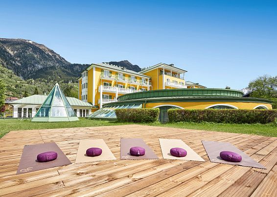 nl-alpenhaus-gasteinertal-aussenansicht-yogaplattform-sommer-ahg17-0020-a-3