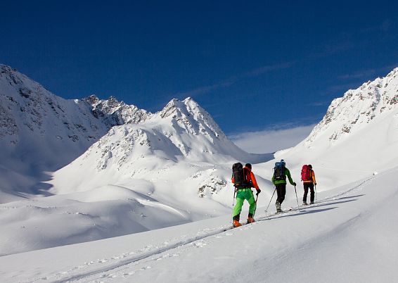 Skitour_AdobeStock_50263963